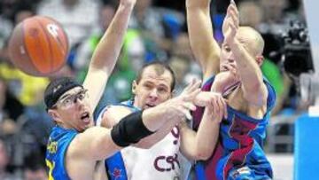 <b>MUCHA CLASE. </b>Ramunas Siskauskas (CSKA) pasa el balón, defendido por los jugadores del Regal Barça Daniel Santiago y Lubos Barton.