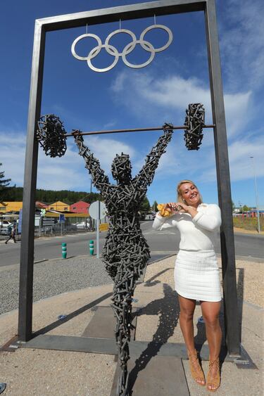 Lydia Valentín, triple medallista olímpica en halterofilia, recibió el reconomiento más especial, el de su pueblo. La berciana descubrió emocionada la estatua que inmortaliza sus gestas a la entrada de Camponaraya.