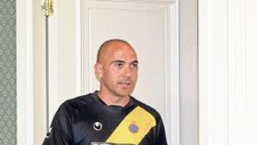 <b>LA PUERTA ABIERTA AL ESPANYOL. </b>Iván de la Peña, ayer, entrando en la sala de prensa del hotel.