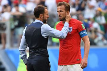 El seleccionador inglés, Gareth Southgate habla con el delantero Harry Kane tras perder la final de consolación.