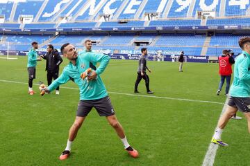 Los jugadores del Málaga lanzaron balones a los aficionados. En primer plano ;Maniu Molina.