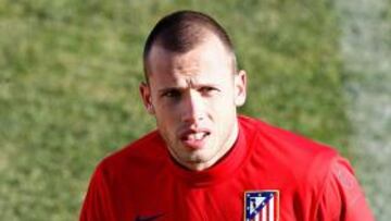 <b>MENTALIZADO.</b> El holandés John Heitinga, defensa del Atlético de Madrid, que no le importan las críticas y aseguró sentirse fuerte y con ganas.
