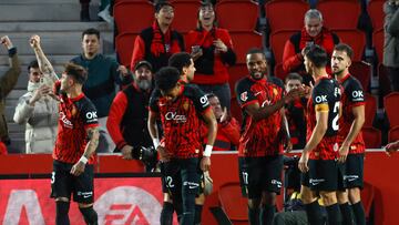 PALMA, 14/12/2024.-El delantero canadiense del Mallorca Cyle Larin (3d), celebra su segundo gol durante el partido de LaLiga de la jornada 17 entre el Real Mallorca y El Girona, este sábado en el estadio de Son Moix en Palma.- EFE/ Cati Cladera