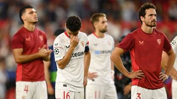 Los jugadores del Sevilla se encaminan al Gol Norte a recibir el veredicto de la afición. David Ramos