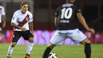 El volante colombiano Juan Fernando Quintero en acci&oacute;n durante el juego entre Lan&uacute;s y River Plate por Superliga Argentina