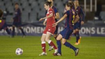 Natalia Pablos, del Bristol, ante Ruth y Virginia, del Bar&ccedil;a, en el partido de ida.