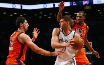 Enes Kanter y Kevin Durant defienden ante Brook López.