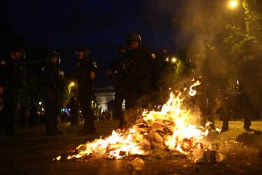Los seguidores del PSG se congregaron en masa en el centro de París tras la victoria por 5-0 ante el Inter. Las celebraciones incluyeron fuegos, bengalas y banderas.