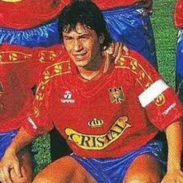A fines de los 80, el volante irrumpió en Unión Española. Luego pasó a Colo Colo y también estuvo en la Selección y en la U. Problemas extrafutbolísticos atentaron contra su desarrollo.