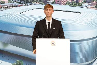 Dean Huijsen durante la presentación.  