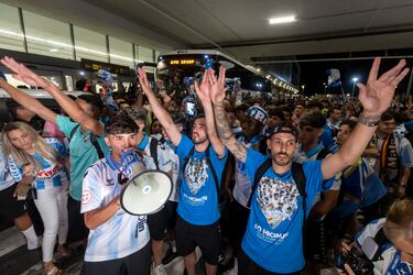 Recibimiento apoteósico al Málaga en el aeropuerto