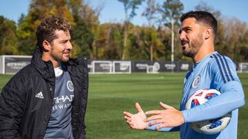 David Bisbal visita a Villa en Nueva York y se anima con unos toques al bal車n