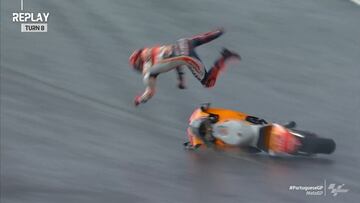 Ca&iacute;da de Marc M&aacute;rquez en el FP3 de Portimao.