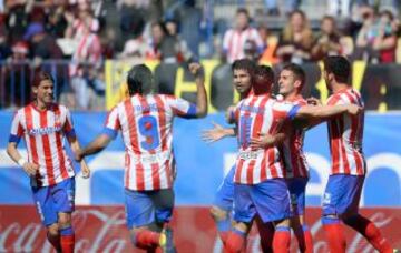 Alegr&iacute;a de los jugadores del Atl&eacute;tico de Madrid tras el gol de Diego Costa (1-0). 