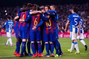 Los jugadores celebran el 2-1 de Messi. 