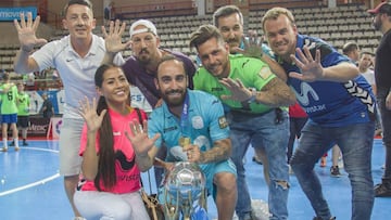 Ricardinho posa con el título de campeón de Liga logrado por el Movistar Inter junto a su pareja y sus amigos.