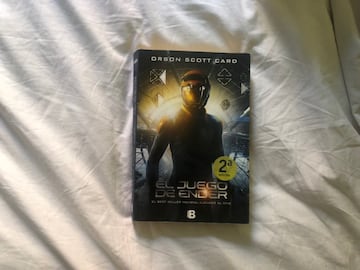 Un clásico de la ciencia ficción. Novela de Orson Scott Card (1985) con película homónima (2013). A?o 2070, la tierra está en guerra con una especia alienígena, los insectores. Se reclutan ni?os para entrenarlos y prepararlos en la lucha contra esos insectores, en una sociedad con la natalidad restringuida. Ni?os como él, Andrew Ender. Tremendamente entretenido, sigue siendo uno de los favoritos para los jóvenes hoy en todo el mundo.