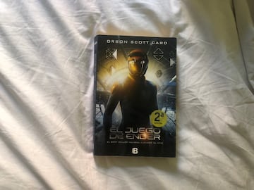 Un clásico de la ciencia ficción. Novela de Orson Scott Card (1985) con película homónima (2013). Año 2070, la tierra está en guerra con una especia alienígena, los insectores. Se reclutan niños para entrenarlos y prepararlos en la lucha contra esos insectores, en una sociedad con la natalidad restringuida. Niños como él, Andrew Ender. Tremendamente entretenido, sigue siendo uno de los favoritos para los jóvenes hoy en todo el mundo.