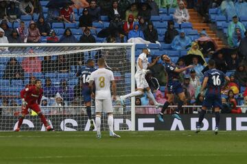 Real Madrid 1-0 Levante | James abrió a banda, Carvajal se metió hacia dentro y la puso con la izquierda para que Benzema se elevase entre dos defensas del Levante e hiciera el 1-0. 

