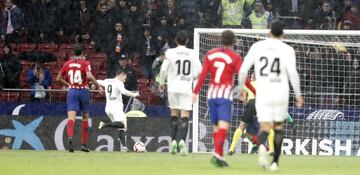 ¡¡EMPATA GAMEIRO!! ¡Recibió Santi Mina el balón dentro del área, hizo un sombrero precioso para superar a Godín y le dio el pase de la muerte para que el francés solo tuviera que empujarla ante Oblak!




