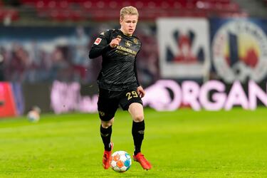 Fin de contrato: 2024 ? Valor (Olocip): 13,9 M
Una de los diamantes mejor pulidos por el Mainz. Explotó la pasada campaña con 14 tantos que le colocan a un paso de la absoluta alemana y el Mundial, tras ser estrella en categorías inferiores. El Newcastle se interesó por él, pero Jonny confirmó que no se moverá de momento. En el Madrid aportaría 0,55 goles por partido, según Olocip. ¿Su mayor baza? Un olfato goleador de élite.