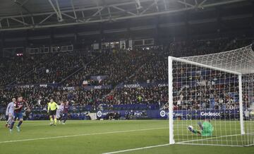 Roger fall¨® un segundo penalti pitado en contra del Barcelona.