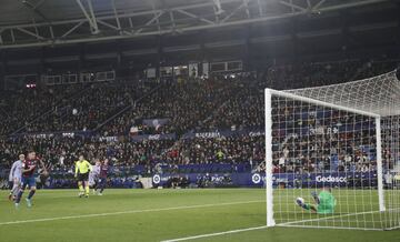 Roger falló un segundo penalti pitado en contra del Barcelona.