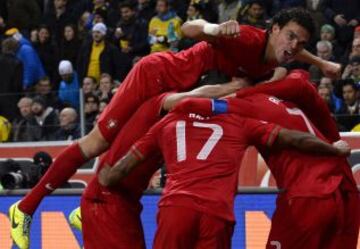 Pepe jugador del portugal celebrando un gol durante el partido que enfrenta a la selección de portugal con la de Suecia, para la clasificación para el Mundial de Brasil 2014 en el Friends Arena de Solna.