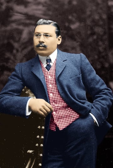 El 26 de abril de 1903, un grupo de simpatizantes del Athletic de Bilbao pertenecientes a la Escuela Especial de Ingenieros de Minas, Ram¨®n de Arancibia y Lebario, Ignacio Gort¨¢zar y Manso, Ricardo Gort¨¢zar y Manso, y Manuel de Goyarrola y Aldecoa, junto con otros compa?eros madrile?os de la Escuela, decidieron fundar un equipo sucursal del bilba¨ªno en Madrid, que se denomin¨® Athletic Club Sucursal de Madrid. Ambos clubes no pod¨ªan enfrentarse en partidos oficiales al ser considerados el mismo. El primer presidente fue Enrique Allende, en la imagen.