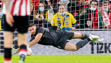 Unai Simón estuvo notable ante el Cádiz en San Mamés.