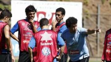 <b>NUEVA ACTITUD. </b>El técnico blanquiazul, Juan Carlos Mandiá, motiva a sus jugadores para lograr la victoria ante el filial del Barcelona y salir del descenso cuanto antes.