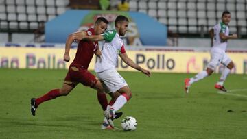 Once Caldas disputa un partido con Rionegro