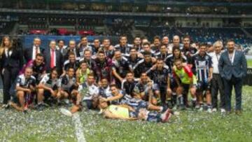 Los Rayados festejan la inauguraci&oacute;n de su estadio.