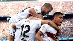 Cucho Hern&aacute;ndez celebra su tanto en el Camp Nou.