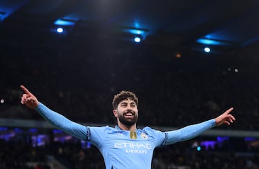 Desde entonces Gvardiol ha alternado minutos entre el lateral izquierdo y el centro de la defensa, siempre a un nivel excelso. El central se revalorizó y mucho en el Mundial de Qatar, siendo uno de los mejores zagueros del torneo e imponiéndose en cada partido hasta la ya histórica jugada de Messi, que quizás le hizo un favor a su querido amigo Pep rebajando un poco el precio del para entonces jugador  del Leipzig. Queda claro que el puesto de defensor central cada vez es más importante en el fútbol actual y los equipos están dispuestos a desembolsar ingentes cantidades de dinero por conseguir a un 'top'.