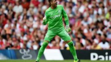 El West Ham renueva dos años al portero español Adrián