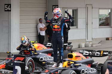 Max Verstappen celebra subido a su monoplaza su triunfo en la carrera del GP de Japón.