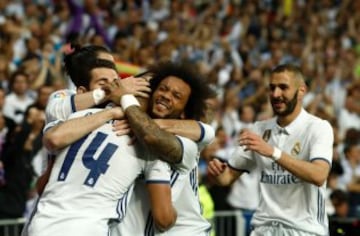 Los jugadores del Real Madrid celebrando el gol de Casemiro