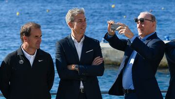 ANDRATX (MALLORCA), 05/11/2025.- El entrenador del Mallorca RCD, Jagoba Arrasate (i), el CEO, Alfonso Díaz (c) y el presidente del club, Andy Kohlberg, durante la foto oficial del El RCD Mallorca frente a la isla de la Dragonera en Sant Elm, este miércoles. EFE/ Miquel A. Borràs