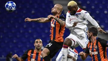 Lyon's French forward Moussa Dembele (R) scores a goal despite Donetsk's Ukrainian defender Yaroslav Rakitskiy (L) during their UEFA Champions League Group F football match Olympique Lyonnais vs FC Shakhtar Donetsk at the OL stadium in Decines-C