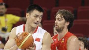 <b>DUELO NBA.</b>Pau Gasol le ganó el pulso a su compañero NBA, Yao Ming, en un partido trepidante donde España sufrió en exceso.