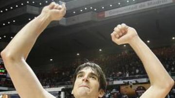 <b>LOS JÓVENES HÉROES. </b>Suárez festeja una victoria en la que fue el máximo anotador blanco (16 puntos). En las fotos pequeñas, Mirotic y Sergio, los otros dos protagonistas.