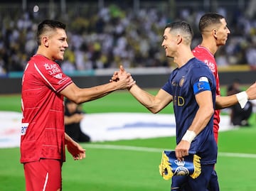 Duarte saluda a Cristiano Ronaldo en un partido de la liga de Arabia.