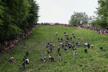 La carrera consiste en atrapar un queso de Gloucester arrojado desde la colina de Cooper, con una cada de 182 metros en la localidad de Brockworth. Los competidores deben bajar por la ladera del cerro para atraparlo y el primero en conseguirlo se proclama vencedor.