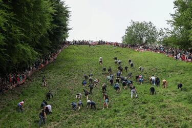 La carrera consiste en atrapar un queso de Gloucester arrojado desde la colina de Cooper, con una caída de 182 metros en la localidad de Brockworth. Los competidores deben bajar por la ladera del cerro para atraparlo y el primero en conseguirlo se proclama vencedor.