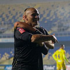 Humberto Suazo anota su gol 300 y va por un histórico