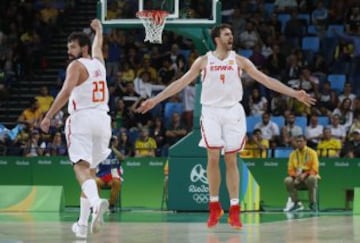 España arrolla a Lituania con un gran Paul Gasol y mantiene vivas sus opciones de pasar a la siguiente fase.