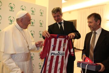 En noviembre de 2015, una delegaci車n del Atl谷tico de Madrid, encabezada por el consejero delegado del club, Miguel ?ngel Gil Mar赤n, regal車 a Francisco una camiseta del Atl谷tico de Madrid firmada por los futbolistas de la plantilla rojiblanca.