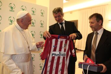 En noviembre de 2015, una delegación del Atlético de Madrid, encabezada por el consejero delegado del club, Miguel Ángel Gil Marín, regaló a Francisco una camiseta del Atlético de Madrid firmada por los futbolistas de la plantilla rojiblanca.