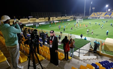 Gran expectación de medios durante el entrenamiento de Barcelona.